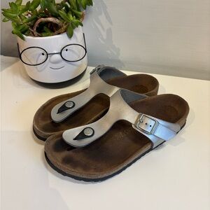Birkenstock Kids Size 210 (33 Euro | Size 2 US) Gizeh in Silver Birko-Flor